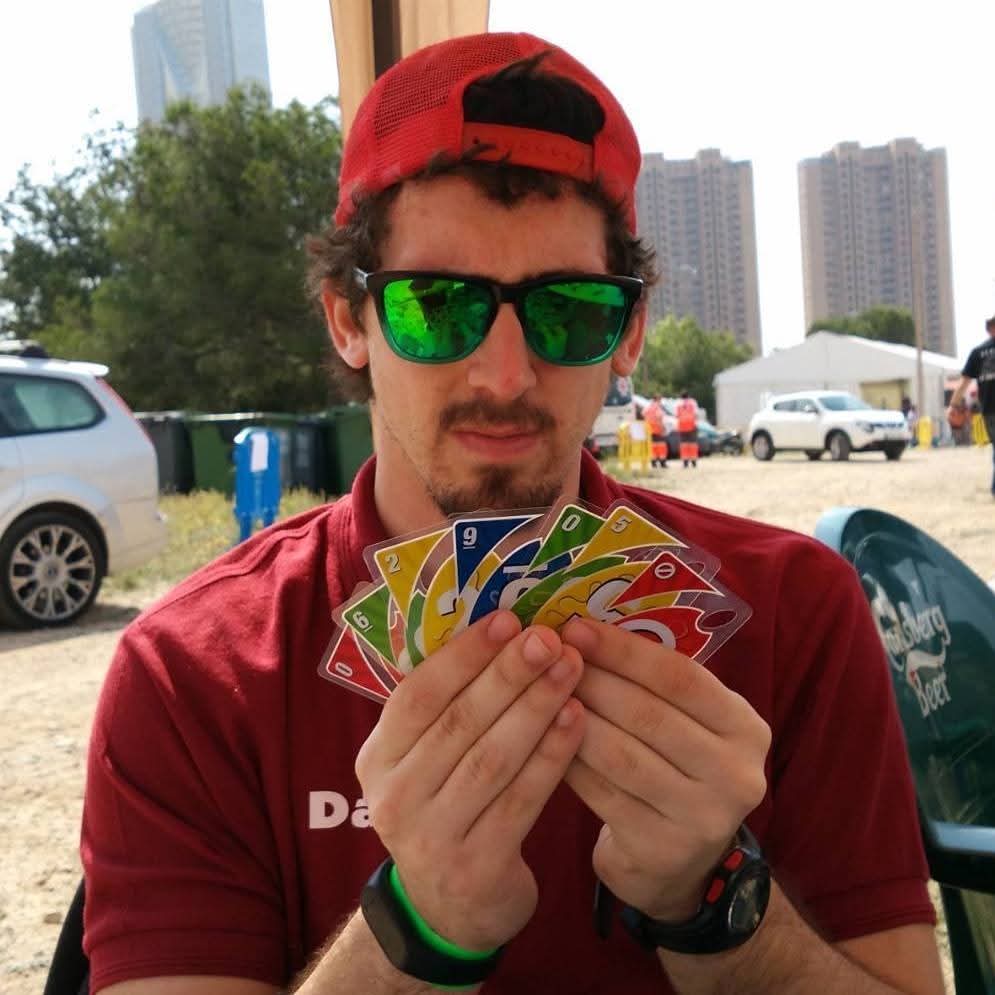 Dani en 2016, jugando al uno sin entender por qué todas sus cartas son iguales